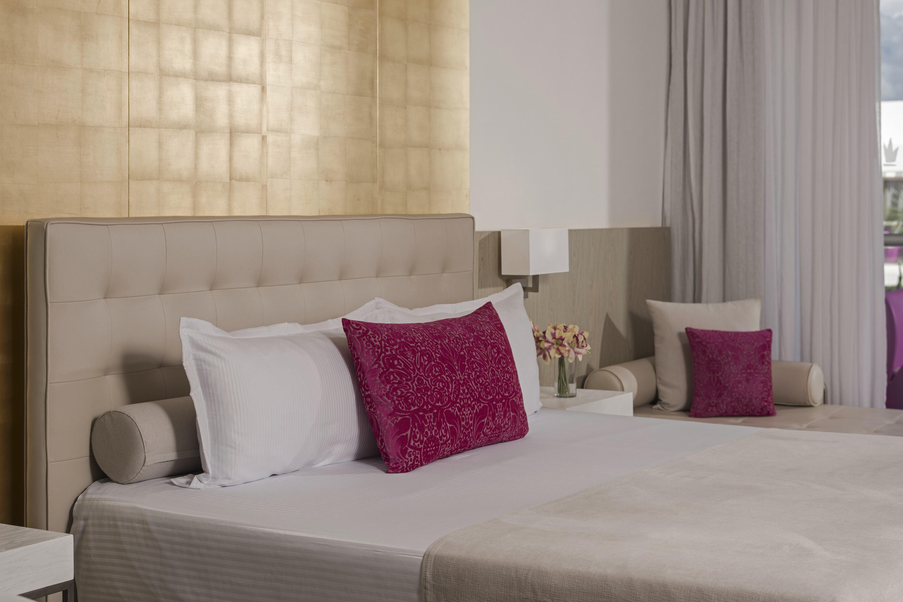 Platinum Yucatan Princess Adults Only 普拉亚卡门 外观 照片 A bed with cushions