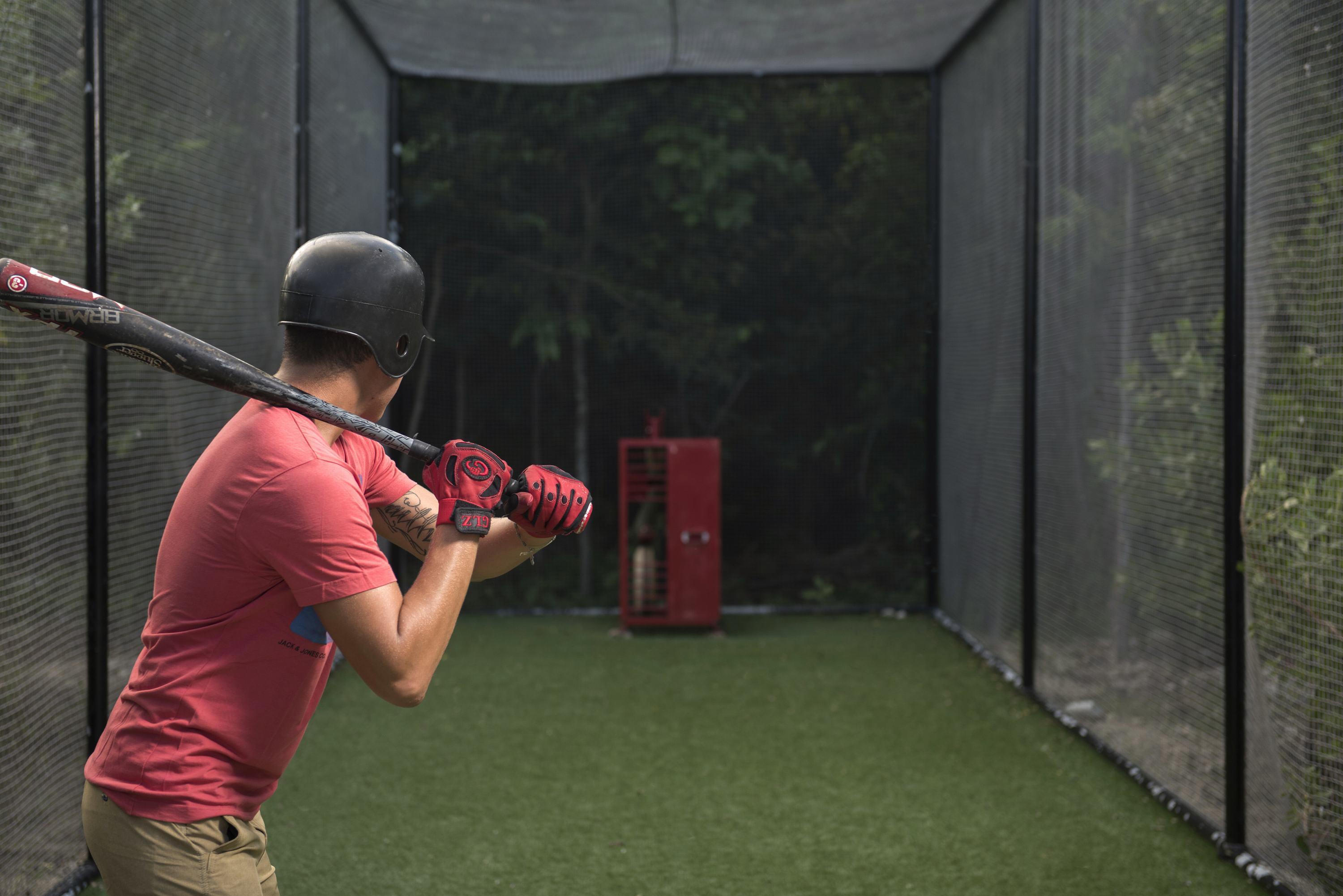 Platinum Yucatan Princess Adults Only 普拉亚卡门 外观 照片 A batter preparing to swing at a pitch