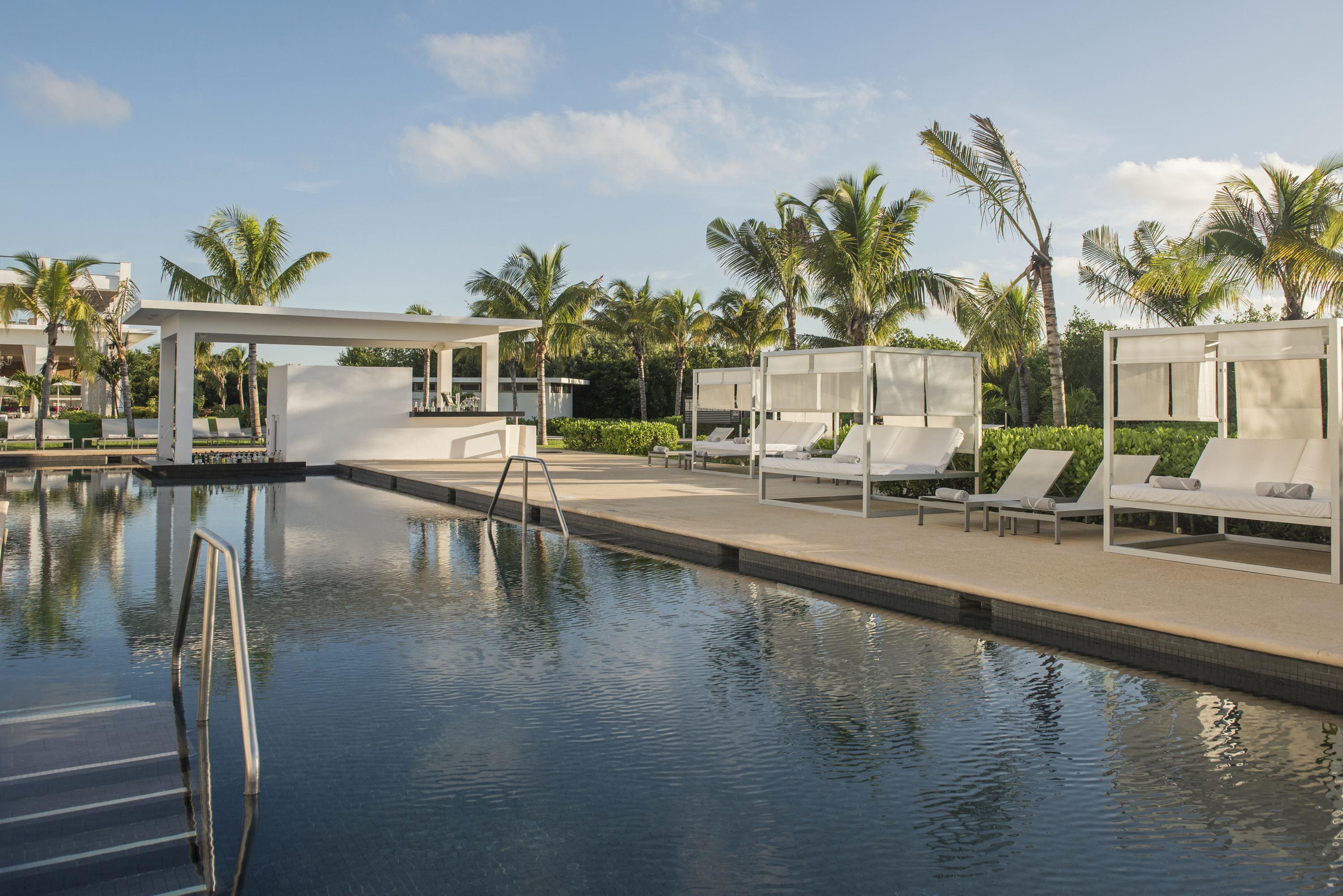 Platinum Yucatan Princess Adults Only 普拉亚卡门 外观 照片 The pool at the Hard Rock Hotel