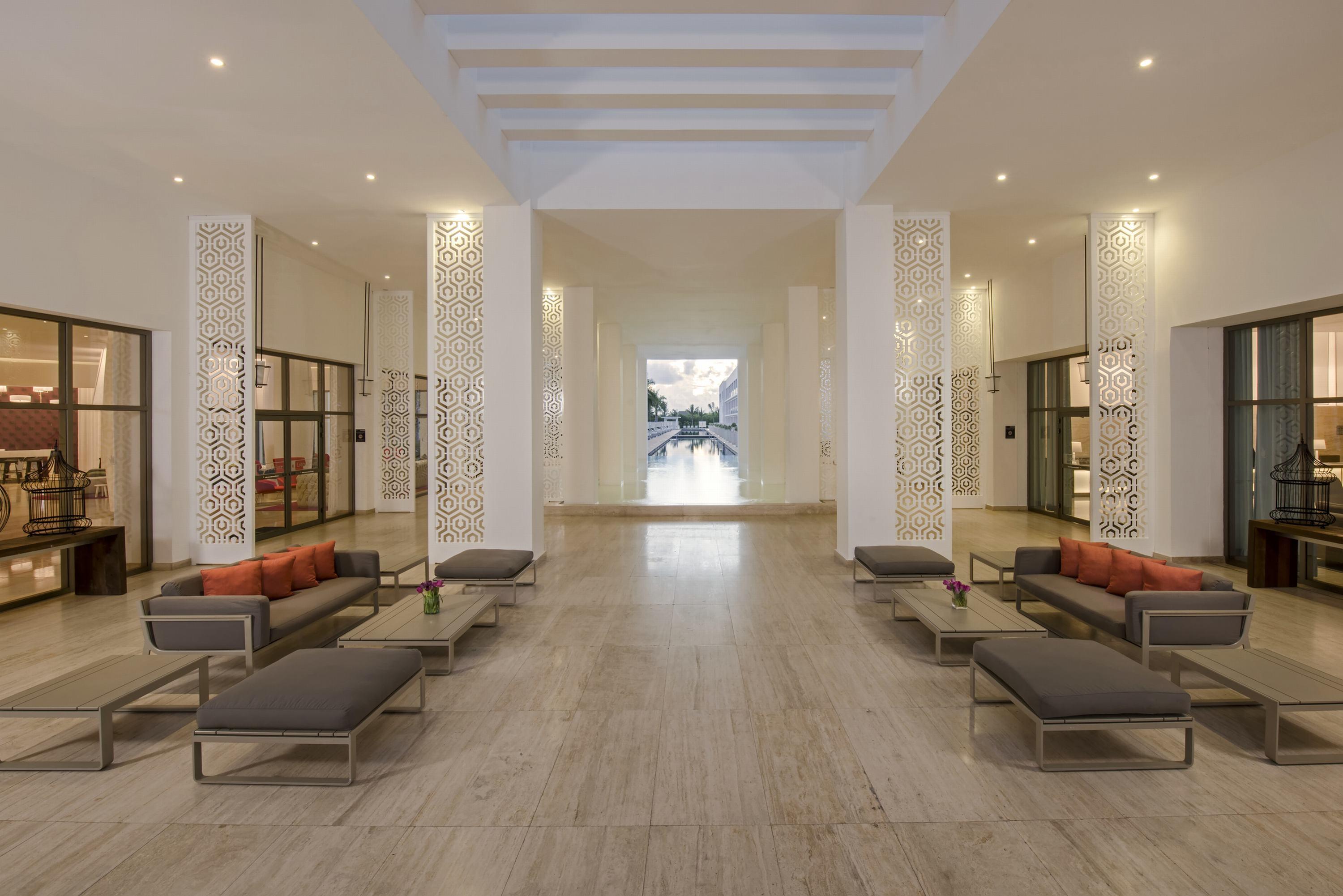 Platinum Yucatan Princess Adults Only 普拉亚卡门 外观 照片 The lobby of the hotel