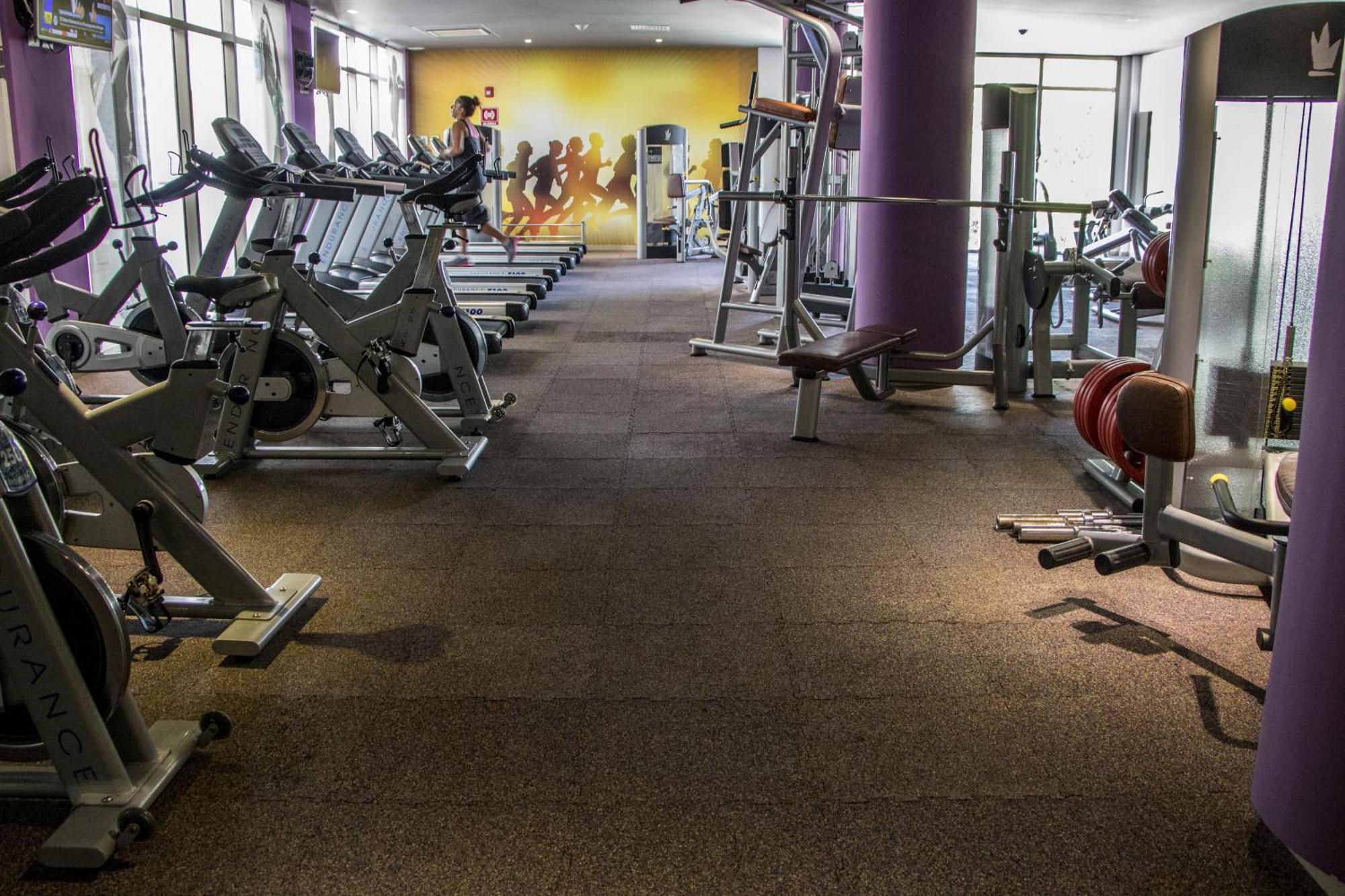 Platinum Yucatan Princess Adults Only 普拉亚卡门 外观 照片 The interior of a typical Anytime Fitness gym