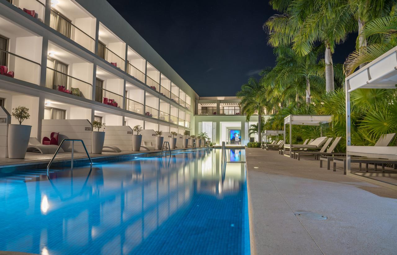 Platinum Yucatan Princess Adults Only 普拉亚卡门 外观 照片 The swimming pool at the hotel
