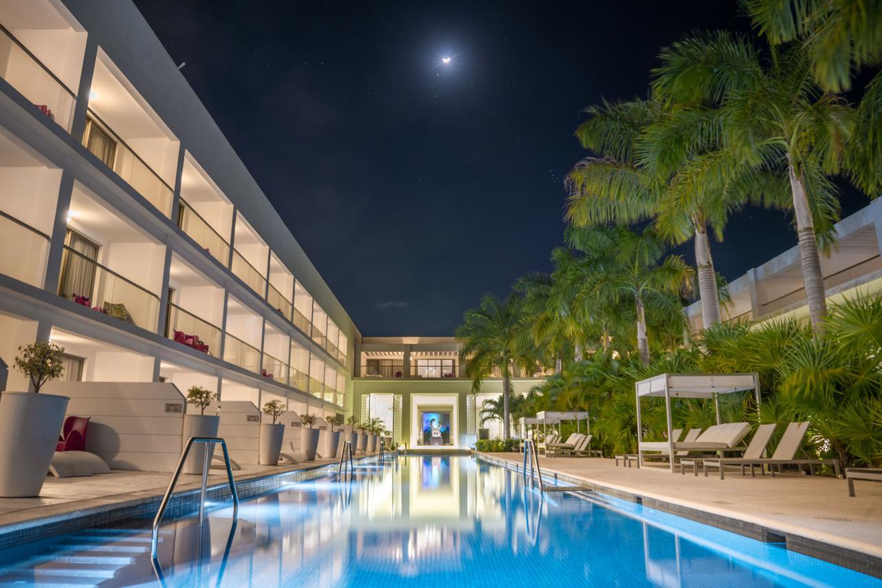 Platinum Yucatan Princess Adults Only 普拉亚卡门 外观 照片 The pool at the hotel